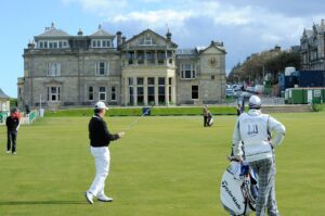 スコットランドのゴルフ場でプレーをする男性たち