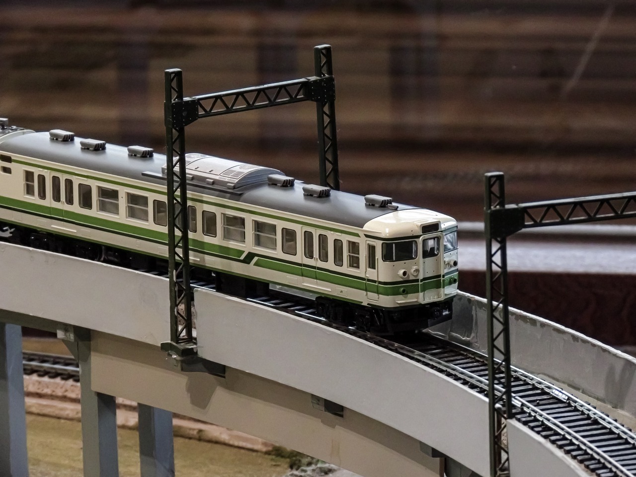効果線路を走る鉄道模型