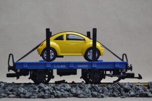 自動車を積載した台車の鉄道模型